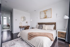 Luxury 4BR Townhouse in Downtown Toronto