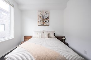 Luxury 4BR Townhouse in Downtown Toronto