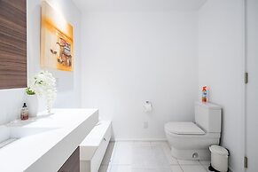 Luxury 4BR Townhouse in Downtown Toronto