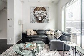 Luxury 4BR Townhouse in Downtown Toronto