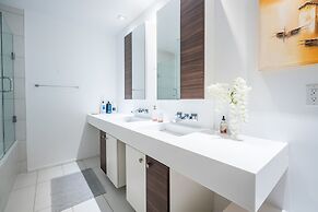 Luxury 4BR Townhouse in Downtown Toronto