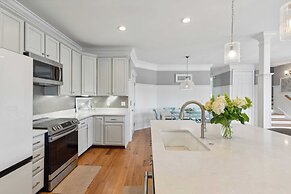 3800 Cameron Boulevard Avantstay Pool, Ocean Views, Deck