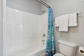 3800 Cameron Boulevard Avantstay Pool, Ocean Views, Deck