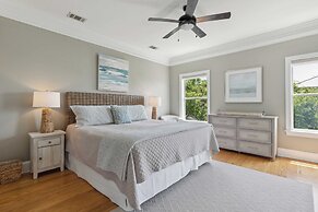 3800 Cameron Boulevard Avantstay Pool, Ocean Views, Deck