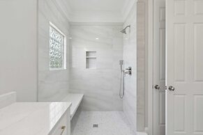 3800 Cameron Boulevard Avantstay Pool, Ocean Views, Deck