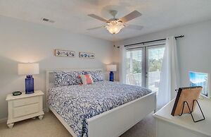 72 Pelican Bay Avantstay Community Pool, Decks