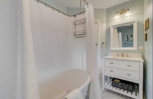 72 Pelican Bay Avantstay Community Pool, Decks