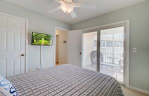 72 Pelican Bay Avantstay Community Pool, Decks