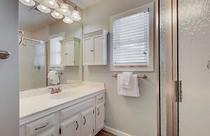 72 Pelican Bay Avantstay Community Pool, Decks