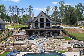 Gray Fox Lodge by Avantstay Waterslide Pool, Theater Sleeps 23