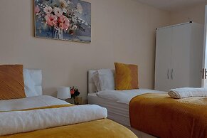 House, Sleeps 3 With Balcony and Parking