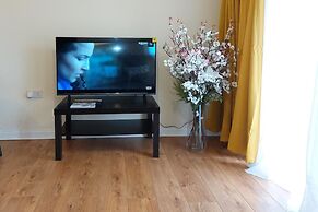 House, Sleeps 3 With Balcony and Parking