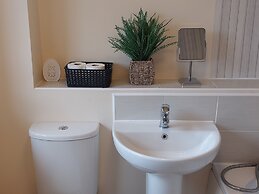 Birmingham - 2 Beds - Sleeps 3 - Free Parking