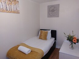 House, Sleeps 3 With Balcony and Parking