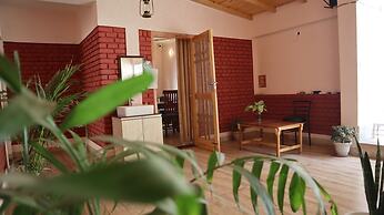 Mohini's Lakeview Cottages