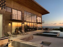 Prime Hermosa: Ocean View Villa w/ Infinity Pool by RedAwning