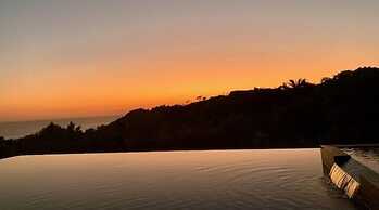 Prime Hermosa: Ocean View Villa w/ Infinity Pool by RedAwning