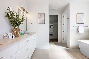 A Sapphire Sunset 5 Bedroom Townhouse