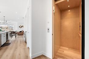 A Sapphire Sunset 5 Bedroom Townhouse