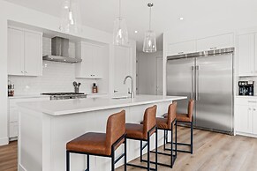 A Sapphire Sunset 5 Bedroom Townhouse