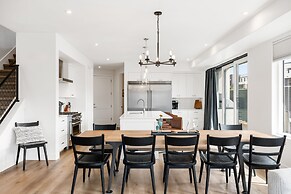 A Sapphire Sunset 5 Bedroom Townhouse