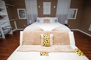 The Big Bamboo 4 Bedroom Home by RedAwning