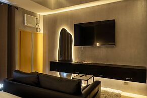 Spacious 1br Near Resorts World Manila Near Naia