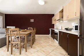 Tumeremos Holiday Apartment for 8 People Private Bbq Area