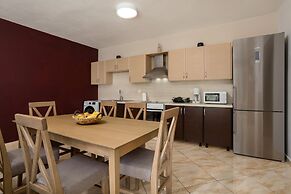 Tumeremos Holiday Apartment for 8 People Private Bbq Area