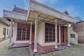 OYO Life 93662 Kost Pak Budi