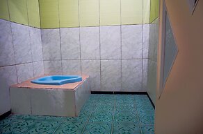 OYO Life 93712 Vanda Family