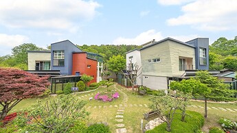 Hongcheon Noilgangmaeul Pet Pension