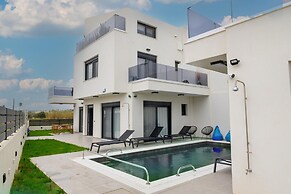Elegant & Stylish Villas With Shared Pool in Crete