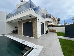 Elegant and Stylish Villas Complex in Crete