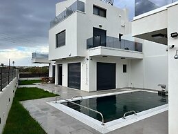 Elegant and Stylish Villas Complex in Crete