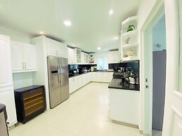 Seasideserenity - Luxury Villa Steps From The Beach