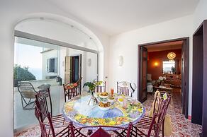 Villa Gr - Enchanting Villa Overlooking the Sea