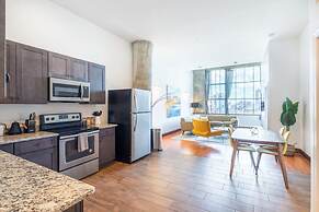 Sosuite 2BR Penthouse w W D Gym On-site Bar
