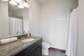 Sosuite 2BR Penthouse w W D Gym On-site Bar