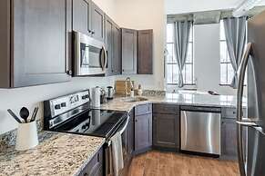 Sosuite 2BR Penthouse w W D Gym On-site Bar