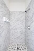 Sosuite 2BR Penthouse w W D Gym On-site Bar