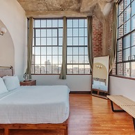 Sosuite 2BR Penthouse w Balcony W D Gym