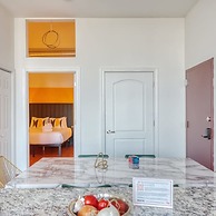 Sosuite 1BR Penthouse w W D Gym On-site Bar