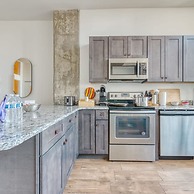 Sosuite 1BR Penthouse w W D Gym On-site Bar