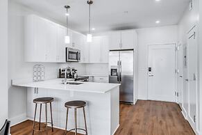 Sosuite 2BR Apt w Park View, W/d, Gym, Lounge