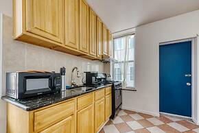 Stairway 3BR Apt w W D Ideal for Groups