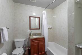 Stairway 3BR Apt w W D Ideal for Groups