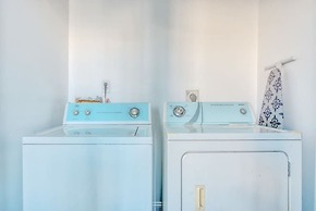 Stairway 3BR Apt w W D Ideal for Groups