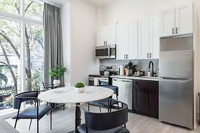 Sosuite Window Wall 1BR Apt w W D Desk