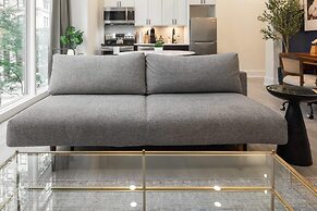 Sosuite Window Wall 1BR Apt w W D Desk